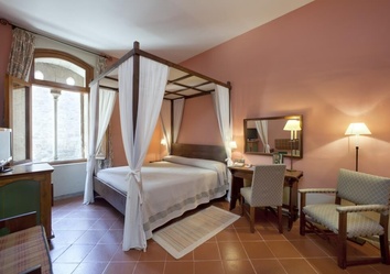 Zimmer im Parador de Cardona mit Blick über die katalanische Landschaft