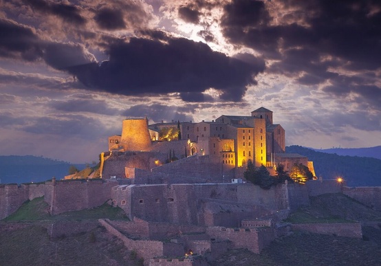 Parador de Cardona – Hotel in einer Festung aus dem 9. Jahrhundert oberhalb von Cardona, Katalonien