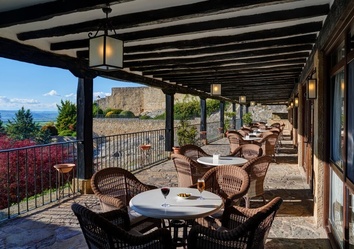 Blick vom Parador de Sos del Rey Católico über die Täler Aragoniens bis zu den Pyrenäen – traumhafte Lage für Selbstfahrerreisen durch Nordspanien