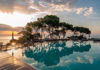 Infinity-Pool des Parador de Aiguablava mit Blick auf die Felsküste und das Mittelmeer – Hotel an der Costa Brava